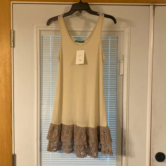 Long lace bottom tank - Picture 1 of 3